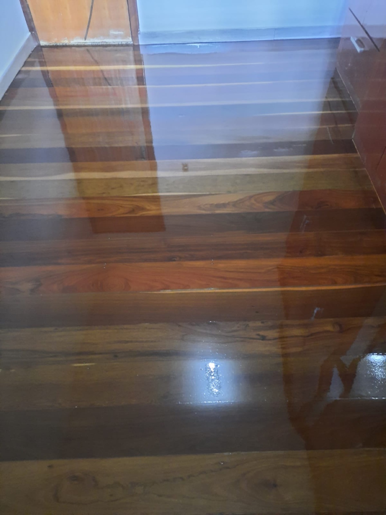 Piso de madeira restaurado em ambiente residencial