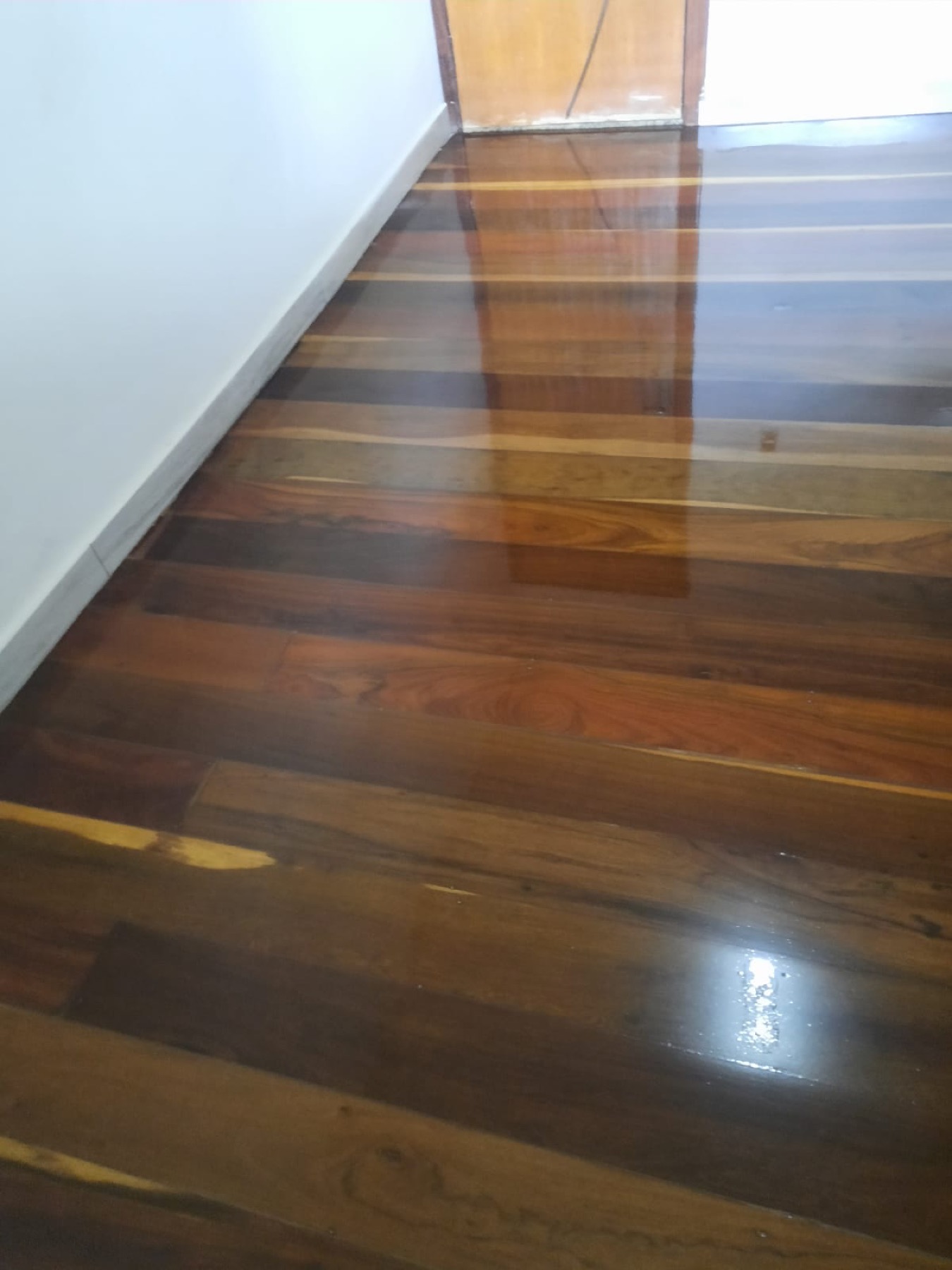 Detalhe de acabamento em piso de madeira