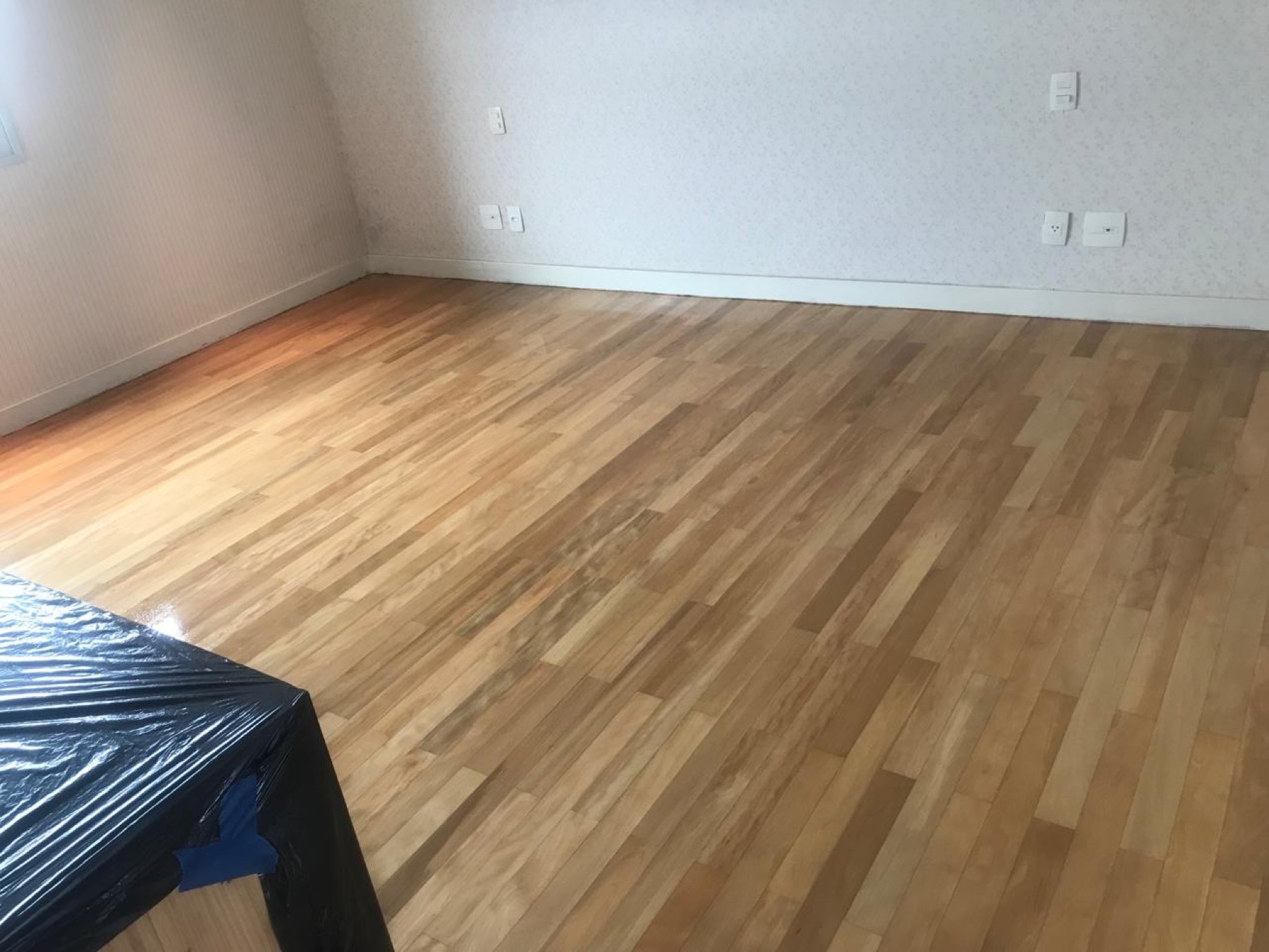 Piso de madeira com brilho após aplicação