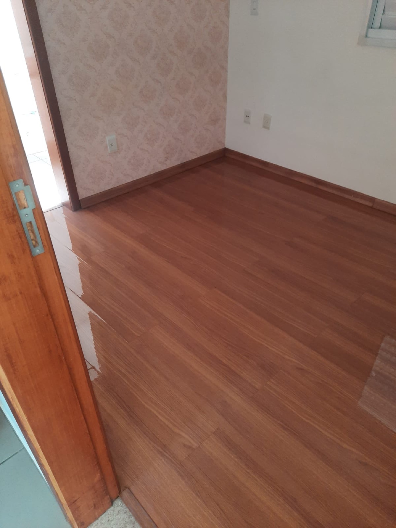 Piso restaurado com acabamento uniforme